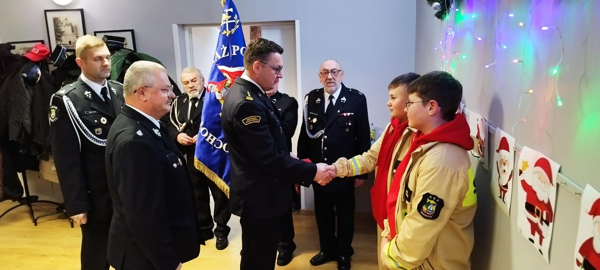 TomOstrowski998's tweet photo. Zebranie sprawozdawcze OSP KSRG w Małdytach, w powiecie ostródzkim. Oprócz podsumowania działalności, doniosłym momentem było ślubowanie na Sztandar złożone przez nowych druhów, a także członków MDP małdyckiej jednostki! https://t.co/5u256o3ne2