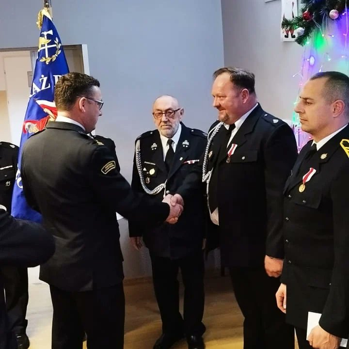 TomOstrowski998's tweet photo. Zebranie sprawozdawcze OSP KSRG w Małdytach, w powiecie ostródzkim. Oprócz podsumowania działalności, doniosłym momentem było ślubowanie na Sztandar złożone przez nowych druhów, a także członków MDP małdyckiej jednostki! https://t.co/5u256o3ne2