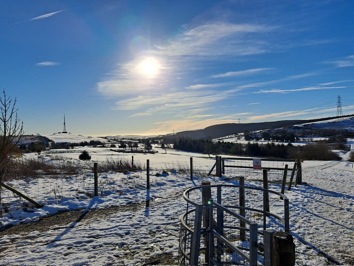 SIMMO4U's tweet photo. Beautiful day yesterday in stunning #Wales. Firstly, at work, high up in the snowline around #Maesteg then an afternoon date with my newly engaged FiancΓ©e @Wine_N_Shoes at the seaside in #TheMumbles Superb day π https://t.co/YuBRwtPuOv