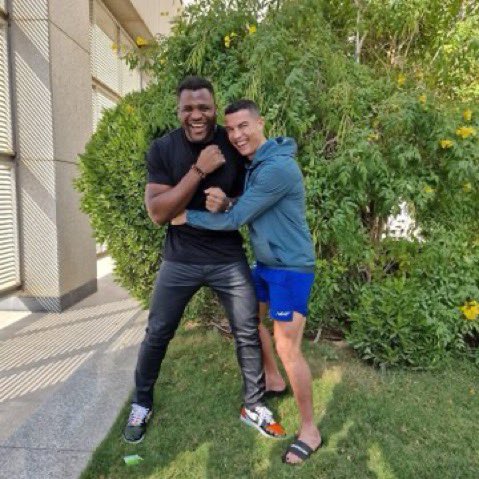 petedunhamic's tweet photo. ronaldo ayagına oje sürmüs.. tek gercek goatın messi oldugu tescillendi aq https://t.co/07qNcrqSxh