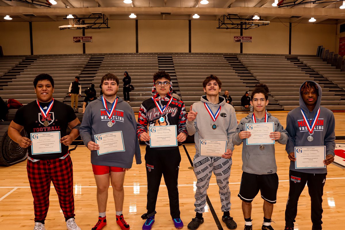 morton_hammond's tweet photo. Congratulations to all the competitors at the GLAC Wrestling meet yesterday at the Governors Mansion @MortonHighGovs 🎩🤼‍♂️ The Govs has 6 GLAC Champions 🏆 and finished 2nd as a team! Let’s #GoGovs @SCHK12 @WJOB_JEDtv @jerame614 https://t.co/4T1r07i3U6