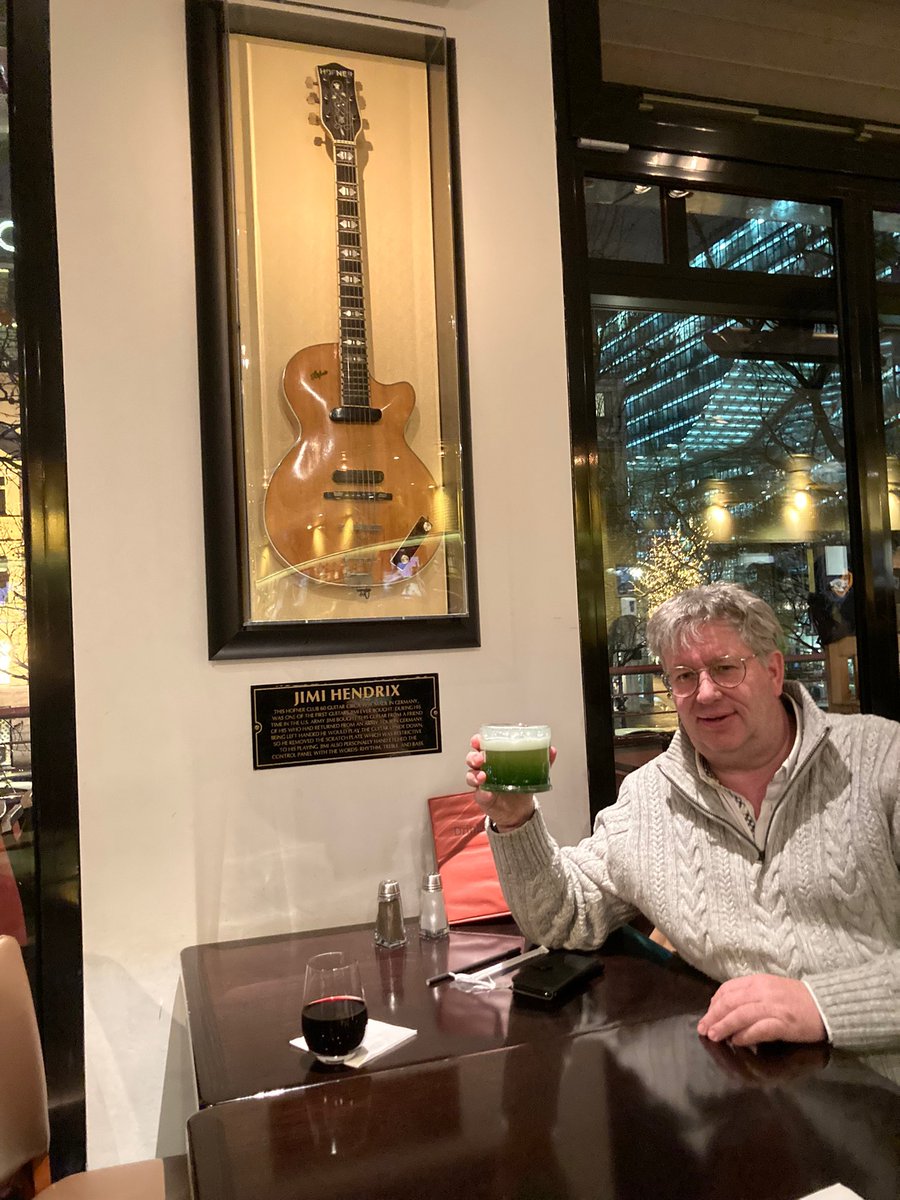 ErikuutLoo's tweet photo. Vanavond na afloop van de #grunewoche in #Berlijn nog ff in het @HardRock een groen @BoerBurgerB iertje genuttigd. Maar ook patat van een @teamagronl bestuurslid.  #aardappel #witbier https://t.co/4QneUgEHL8