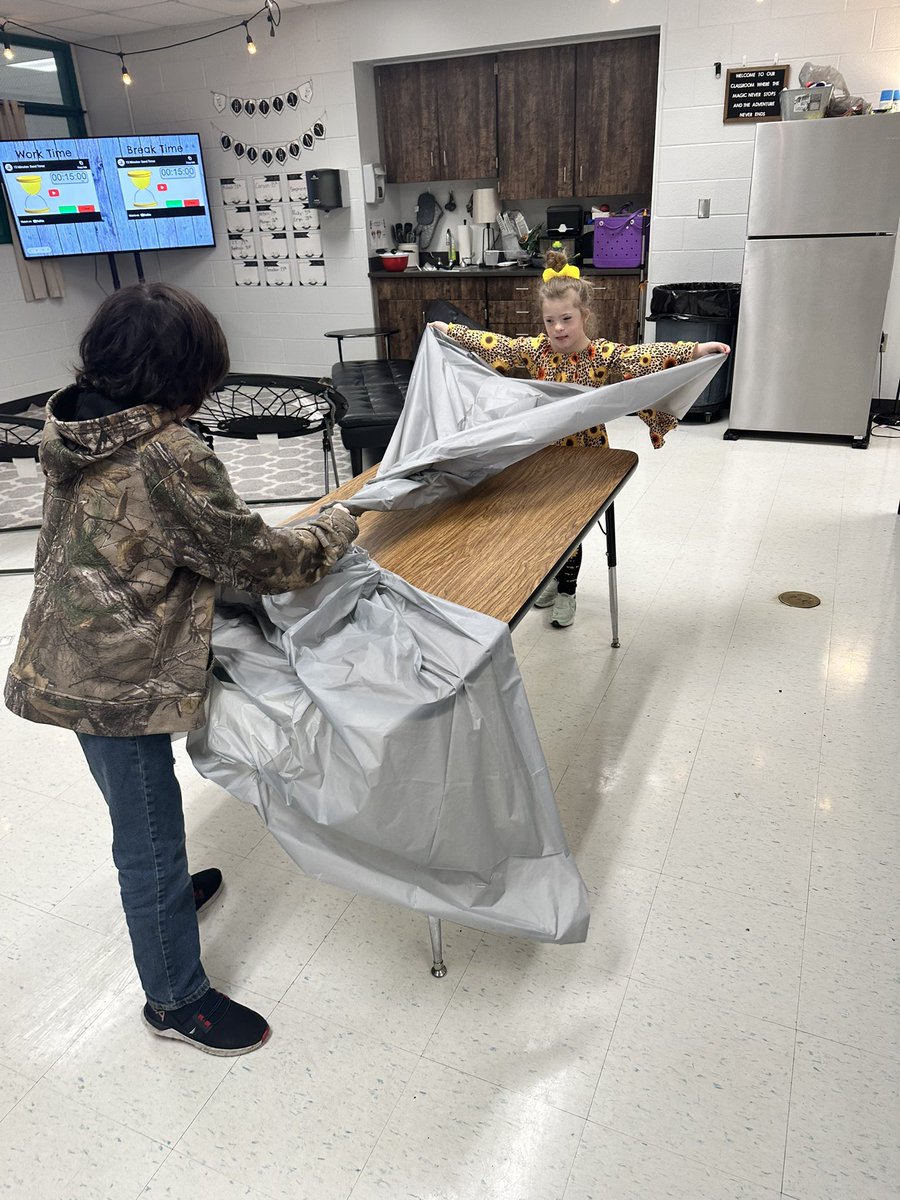 Destined2BeSPED's tweet photo. Another amazing salad bar set up, prepared, and sold by the students. Students are growing with their knife skills, adding more items (egg and pulled chicken), and becoming proficient with teamwork and communication during set up! https://t.co/ou2ruZ22ho