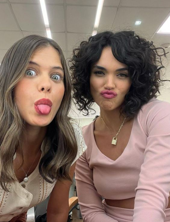 tvglobo's tweet photo. Rosinha e Xaxá perfetinhas demais passando por aqui pra avisar que o novelão começou! 💖✨ #MarDoSertão https://t.co/LZEVwuo1yv