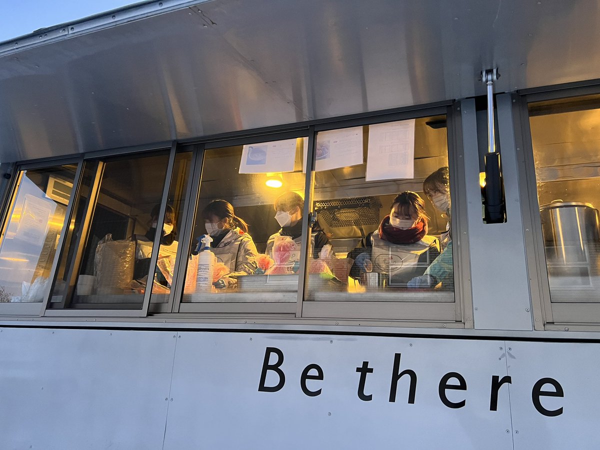 CruiseKitchen's tweet photo. 【厳冬期災害演習2023@北見】
学生メンバー 3班目に入れ替わり！
着々と夕食準備が進んでいます。

笑顔が美味しさを更に引き上げる！

シェフは北見産の玉ねぎ 炒め中。

#観光と災害 #避難所対策 #厳冬期災害演習2023 #美味しい笑顔 #cruisekitchen #クルーズキッチン https://t.co/Dve3nD39jQ