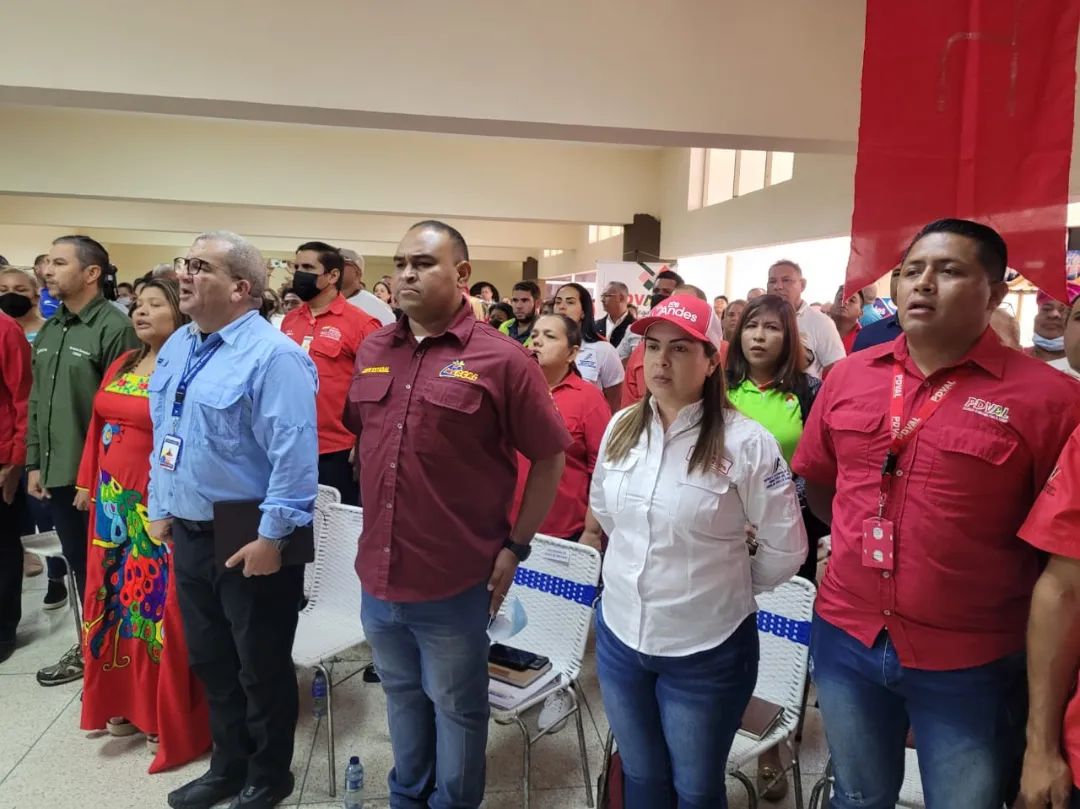 Desde el #Zulia nuestro ministro <a href="/LealTelleria/">M/G Carlos Leal Tellería</a> sostuvo encuentro de trabajo con el Estado Mayor Regional de Alimentación, junto a los #CLAP y el Poder Popular a fin de fortalecer cada día los diferentes Programas Sociales alimentarios para el bienestar social.
¡Nada nos detiene!
