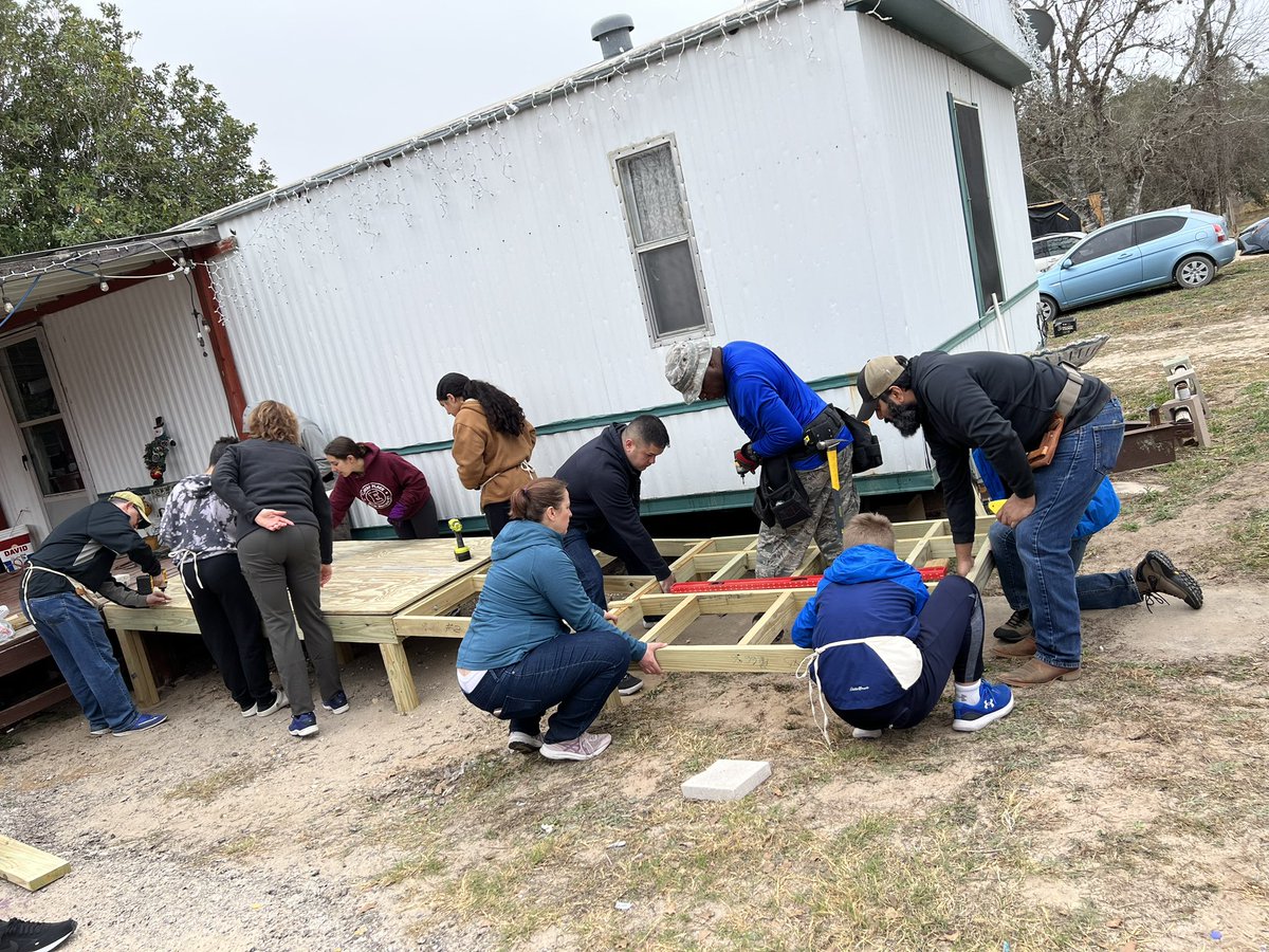 carr_deannaups's tweet photo. Another successful ramp built with @TexasRamps today and UPS WIO in San Antonio TX!📦🔨 #WIO #TexasRampProject #UPS  @Maritz_91 @DrBrandit @L_Crawford_ @xsiomara1 @CarolBTome @RedRiverWomen https://t.co/FV3RV48OZY