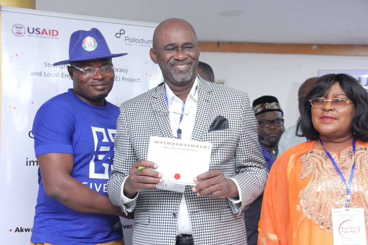 PolicyAlert's tweet photo. During the first in our #OpenGovTownHall series in Asaba, reps of market women, okada riders, students, youth, media, community leaders, and CSOs witnessed as candidates signed the #OpenGovernmentManifesto #OGP @OpenNigerDelta @LITEAfrica @ogpnigeria #OpenNigerDelta @NigeriaScale https://t.co/ombNnHPD4z