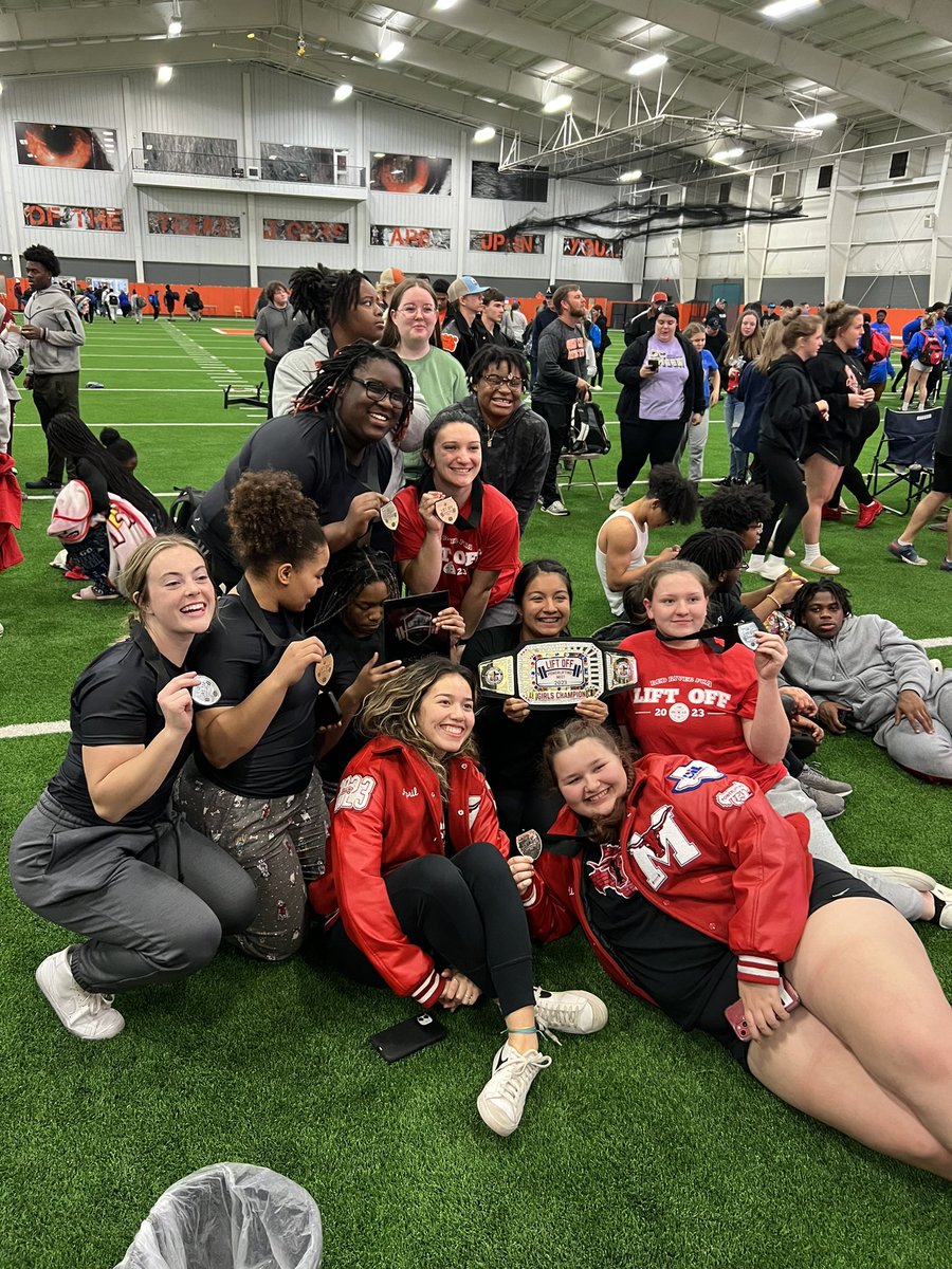 madibw3's tweet photo. New Squat PR 460 
2nd place individual 980 total 
Girls team got 1st place 🥇 #maddog https://t.co/UbxyAR5LhP