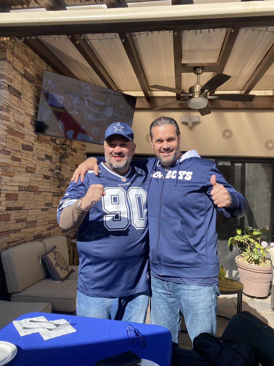 perezhowlet's tweet photo. #NFLPlayoffsEnTUDN saludos desde Chihuahua, vaqueros listos para mañana @armandohol @ricardoboone @LuisHerreraL @willymata @santiagodelap @soyMarcoBonilla https://t.co/yX7lYzQmTd