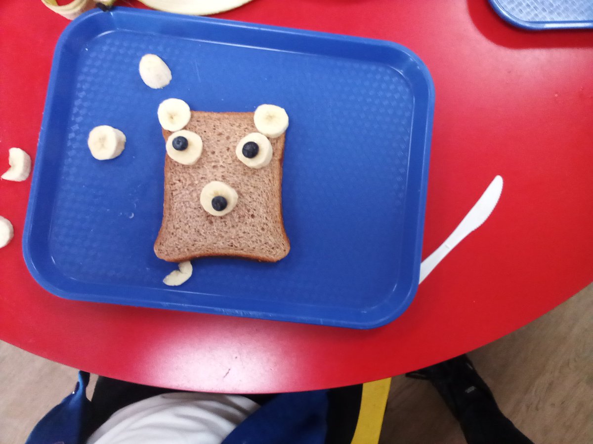 wla_reception's tweet photo. To develop our independent and fine motor skills we cut up banana to make a face that looks like a bear. https://t.co/BZyzPISoXH