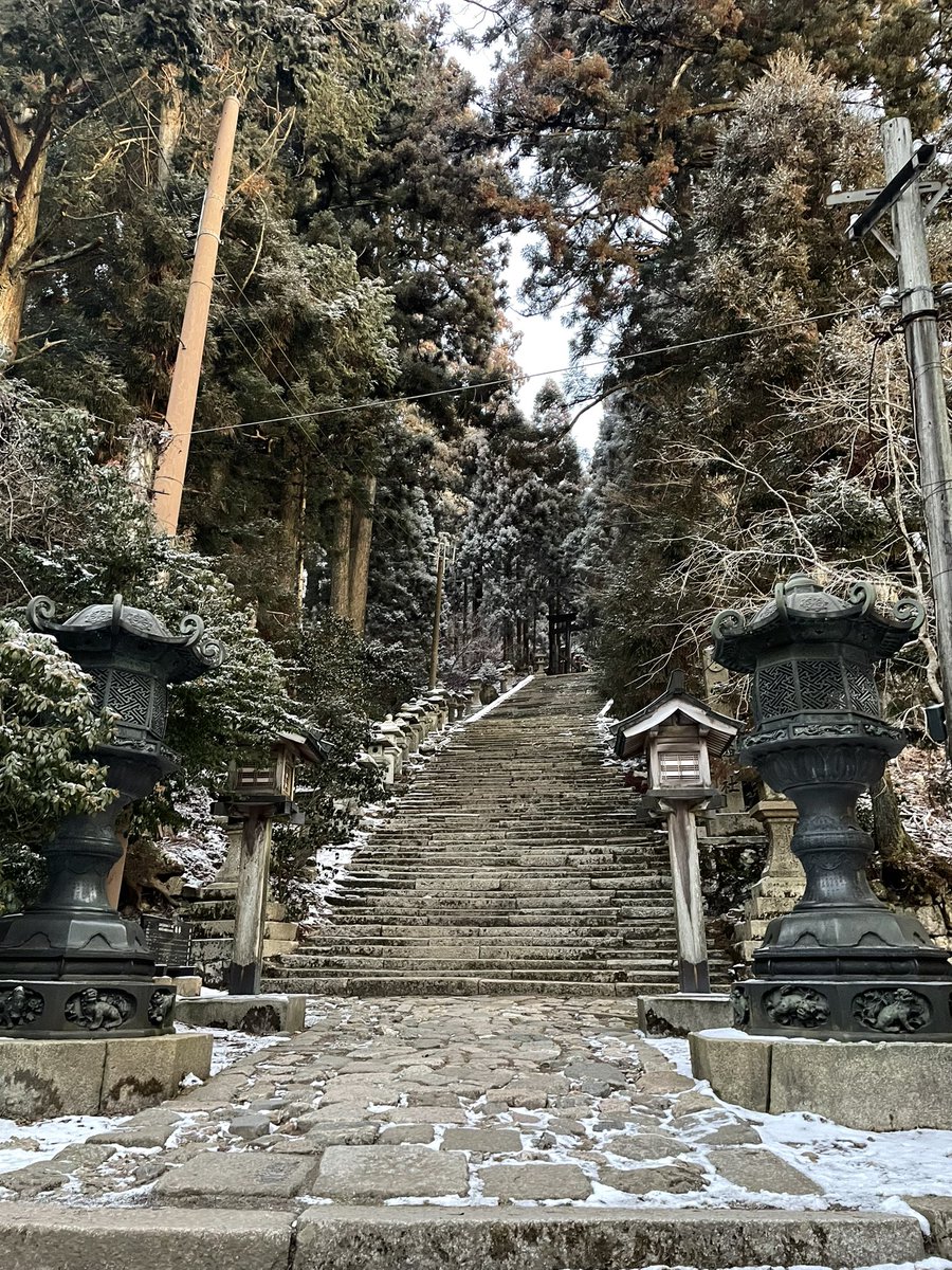 atagojinjya's tweet photo. おはようございます。
今朝の気温は氷点下６度で、天候は晴れとなっております。
現在の積雪は約１センチです。
足元に気を付けてお参り下さい。 https://t.co/jm0D5SJrUB