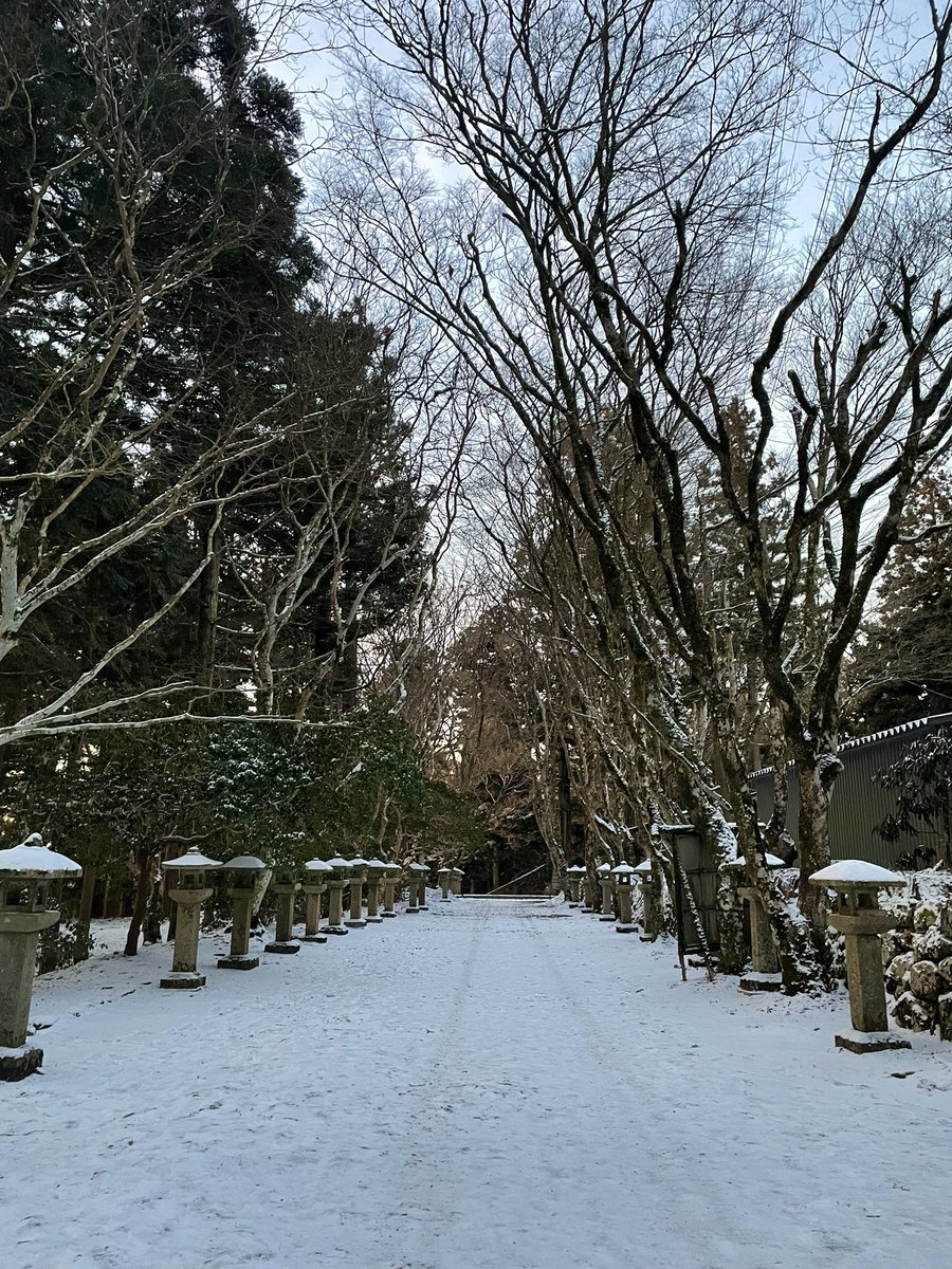atagojinjya's tweet photo. おはようございます。
今朝の気温は氷点下６度で、天候は晴れとなっております。
現在の積雪は約１センチです。
足元に気を付けてお参り下さい。 https://t.co/jm0D5SJrUB