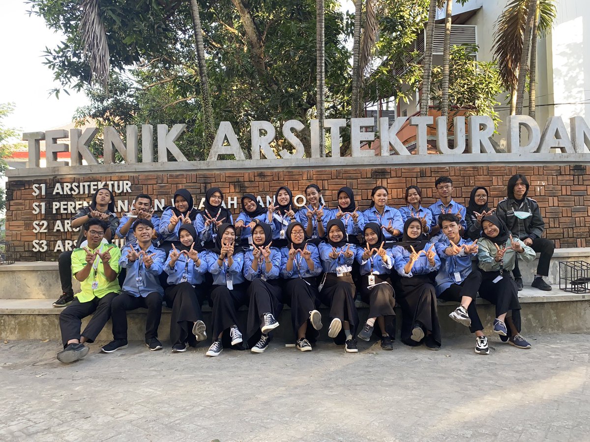 bknsapasap's tweet photo. Haiii! Berhubung sekarang lagi oprec panitia PPSMB 2023, aku pingin bgt nih nyeritain pengalamanku sebagai kakak cofas dulu pas ppsmb 2022, dan juga apasih plus minus nya ikut kepanitiaan ini? Jadi bagian kalian yg msh maju mundurr, mungkin bisa bgt baca thread ini! #ppsmbugm https://t.co/FqCMc8BkA4