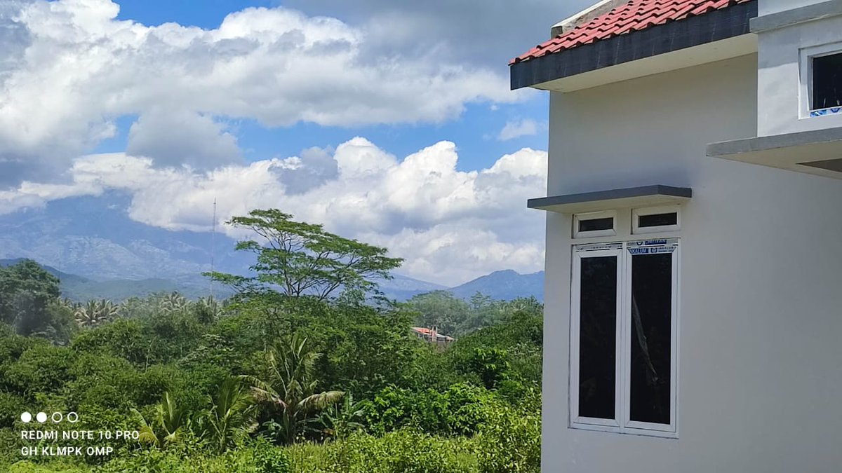 jacintha_box's tweet photo. La vue du chantier ce matin, un jour bien ensoleillรฉ
#LifeInMagelang
#Proyek https://t.co/uSQ12MyOfM
