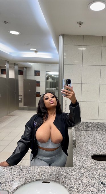 Wish me a safe flight ✈️😘 https://t.co/nj0kQ2ex8c