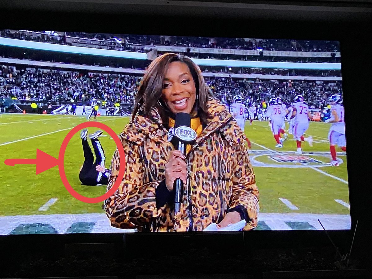 paintrainsports's tweet photo. Philly up 28-0 on the Giants as we start the 3rd Qtr but wtf is going on here?!?
#NYGvsPHI #nfl https://t.co/DilImiKM9W