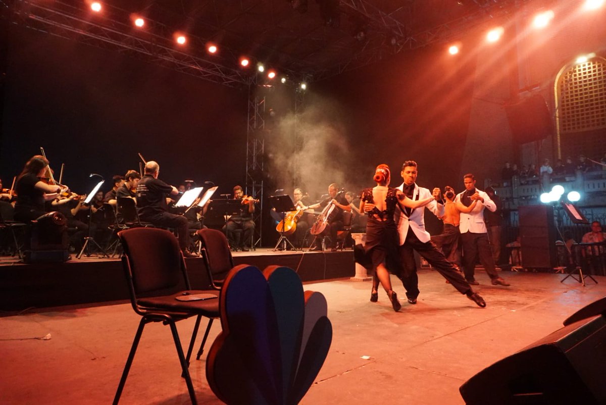 hayfestival_esp's tweet photo. 🎼 Cerramos el día 2 de #HayJericó23 con música y teatro en el Parque Principal

El ensamble @Filarmed y el @TeatroPopularM presentan El día que me quieras, obra sobre los últimos días de Carlos Gardel.

Rompemos la cuarta pared y el público subió al escenario a bailar tango.💃 https://t.co/1KGGTeyuSP