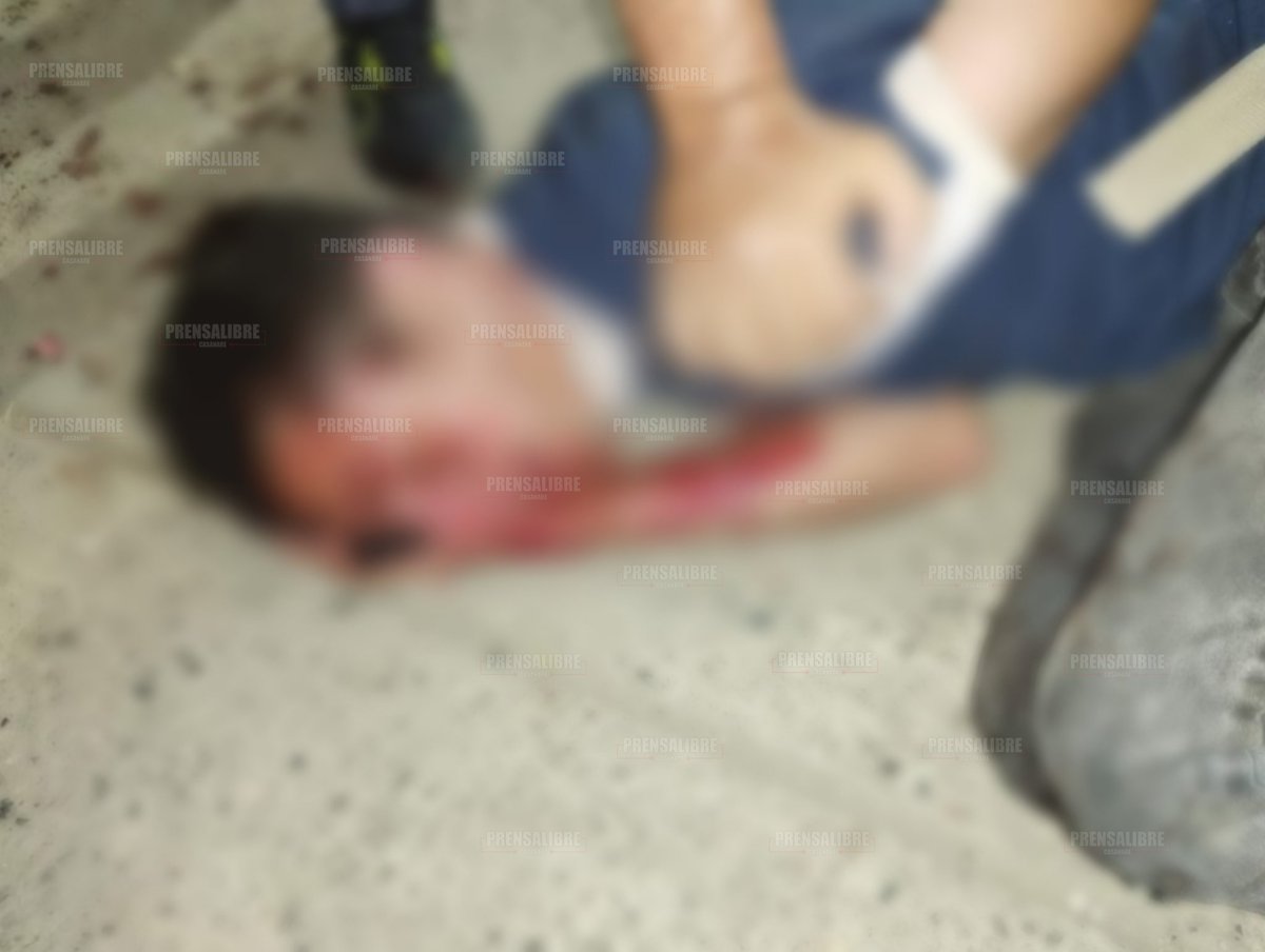 Prensalibcasan's tweet photo. Una sesión de "paloterapia" recibió esta noche un ladrón en inmediaciones de la calle 40 con carrera 15, tras ser sorprendido intentando asaltar una farmacia del sector. La comunidad lo entregó a efectivos de la Policía Nacional https://t.co/Q8CzNPhW2l