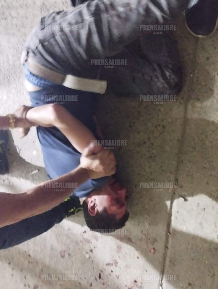 Prensalibcasan's tweet photo. Una sesión de "paloterapia" recibió esta noche un ladrón en inmediaciones de la calle 40 con carrera 15, tras ser sorprendido intentando asaltar una farmacia del sector. La comunidad lo entregó a efectivos de la Policía Nacional https://t.co/Q8CzNPhW2l