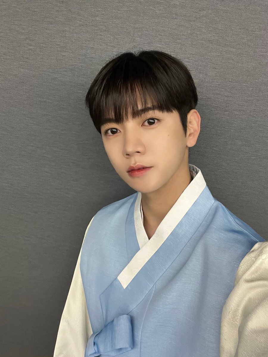 REN_BPM's tweet photo. [#렌] 📸

까치 까치 설날은 어저께고요🎶 우리 우리 설날은 오늘이래요🎵
가족들과 즐거운 설 명절 보내시고 기적들 모두 새해 복 많이 받으세요💙

#REN #최민기 #CHOIMINGI
#HappyNewYear2023 https://t.co/R1DwOUPvAZ