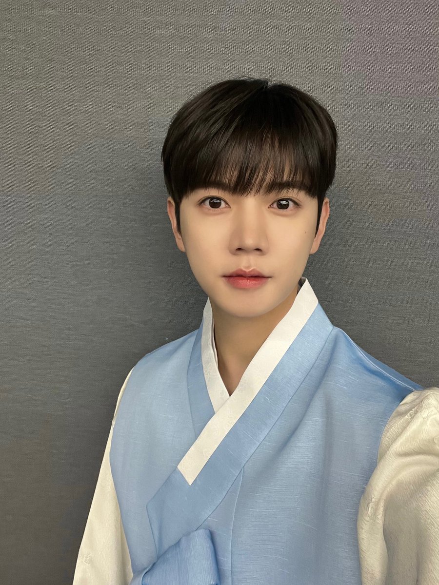 REN_BPM's tweet photo. [#렌] 📸

까치 까치 설날은 어저께고요🎶 우리 우리 설날은 오늘이래요🎵
가족들과 즐거운 설 명절 보내시고 기적들 모두 새해 복 많이 받으세요💙

#REN #최민기 #CHOIMINGI
#HappyNewYear2023 https://t.co/R1DwOUPvAZ