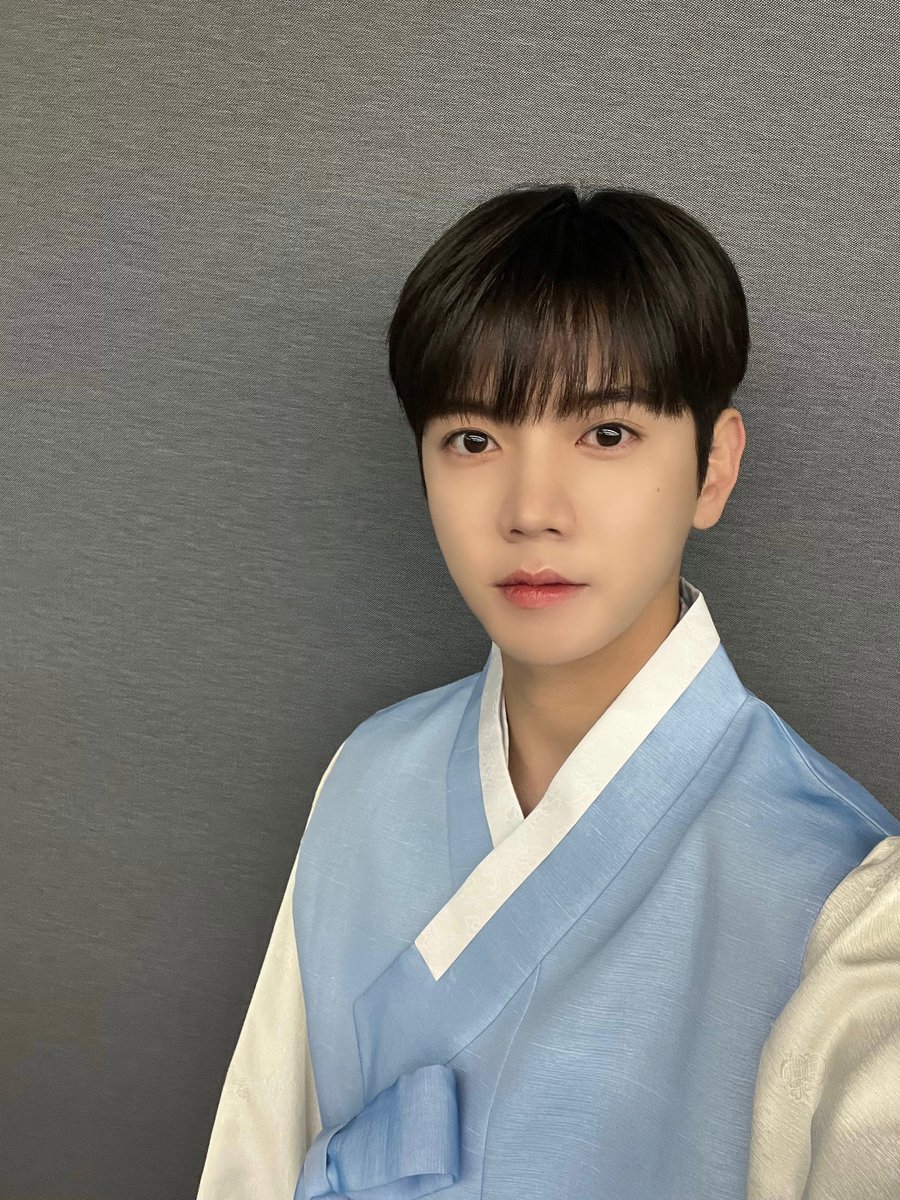 REN_BPM's tweet photo. [#렌] 📸

까치 까치 설날은 어저께고요🎶 우리 우리 설날은 오늘이래요🎵
가족들과 즐거운 설 명절 보내시고 기적들 모두 새해 복 많이 받으세요💙

#REN #최민기 #CHOIMINGI
#HappyNewYear2023 https://t.co/R1DwOUPvAZ