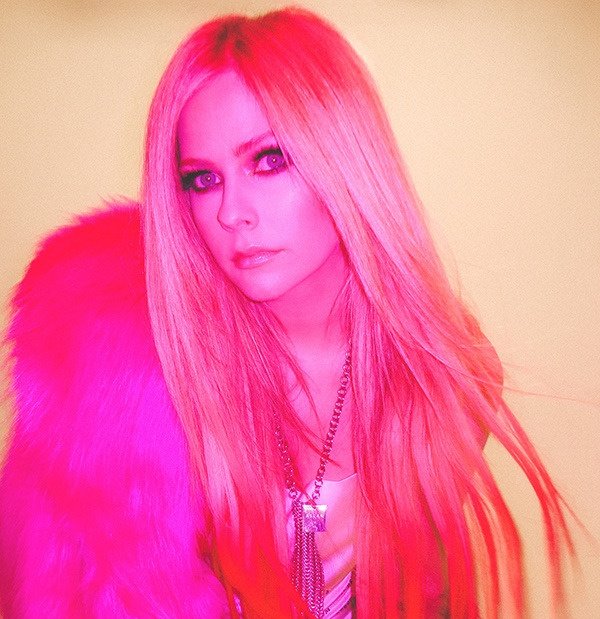 AvrilNewsFans's tweet photo. 🚨 |.@AvrilLavigne about the sound of her New Album [Via On Air Romeo] 

“This album sounds like me over the years and different styles I’ve tapped into + new stuff and styles that i haven’t done before. I’m keeping it as a secret but I’m so excited about it” https://t.co/Dh14zN3lQk