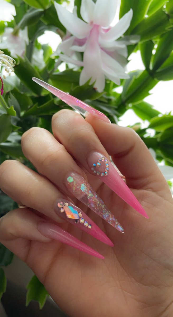 ellaah15's tweet photo. Don’t think I’ve ever posted my nails on here but y’all LOOK HOW CUTE THESE AREEEE😍😭😍 https://t.co/vWqv2wEwew