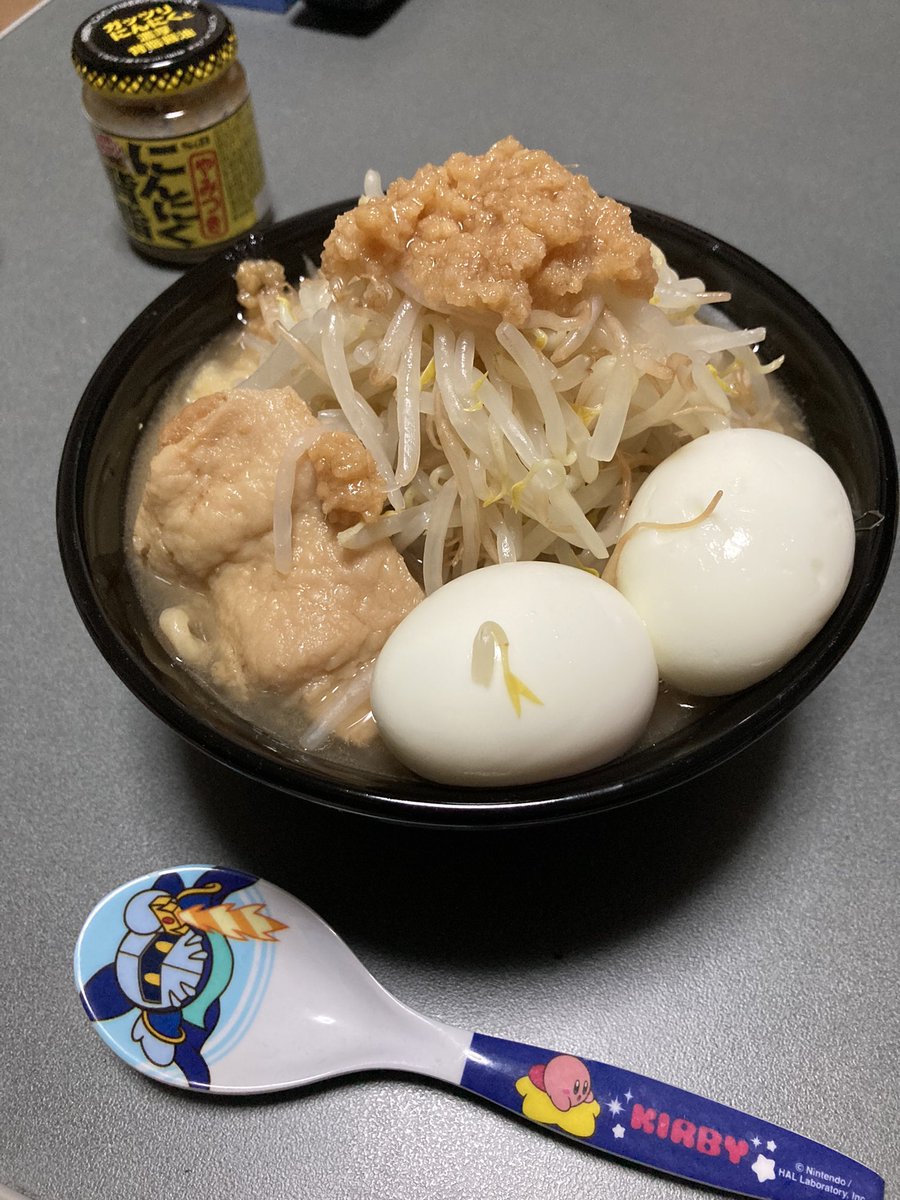 satoshiguma's tweet photo. 家でつくった二郎系ラーメンをみて心の安定をはかる https://t.co/en1Q1PChfw