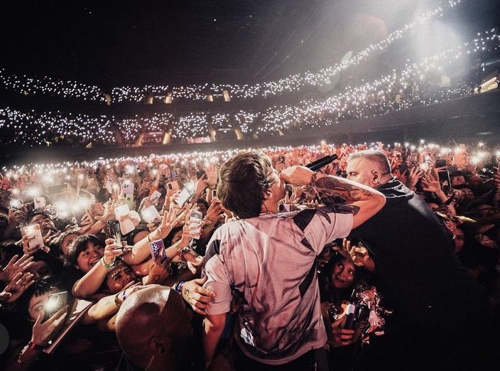 Hi <a href="/OnAirRomeo/">On Air Romeo</a> &amp; <a href="/MostRequestLive/">Most Requested Live</a>  could please play #WrittenAllOverYourFace by <a href="/Louis_Tomlinson/">Louis Tomlinson</a> on #MostRequestedLive? Thank you so much!