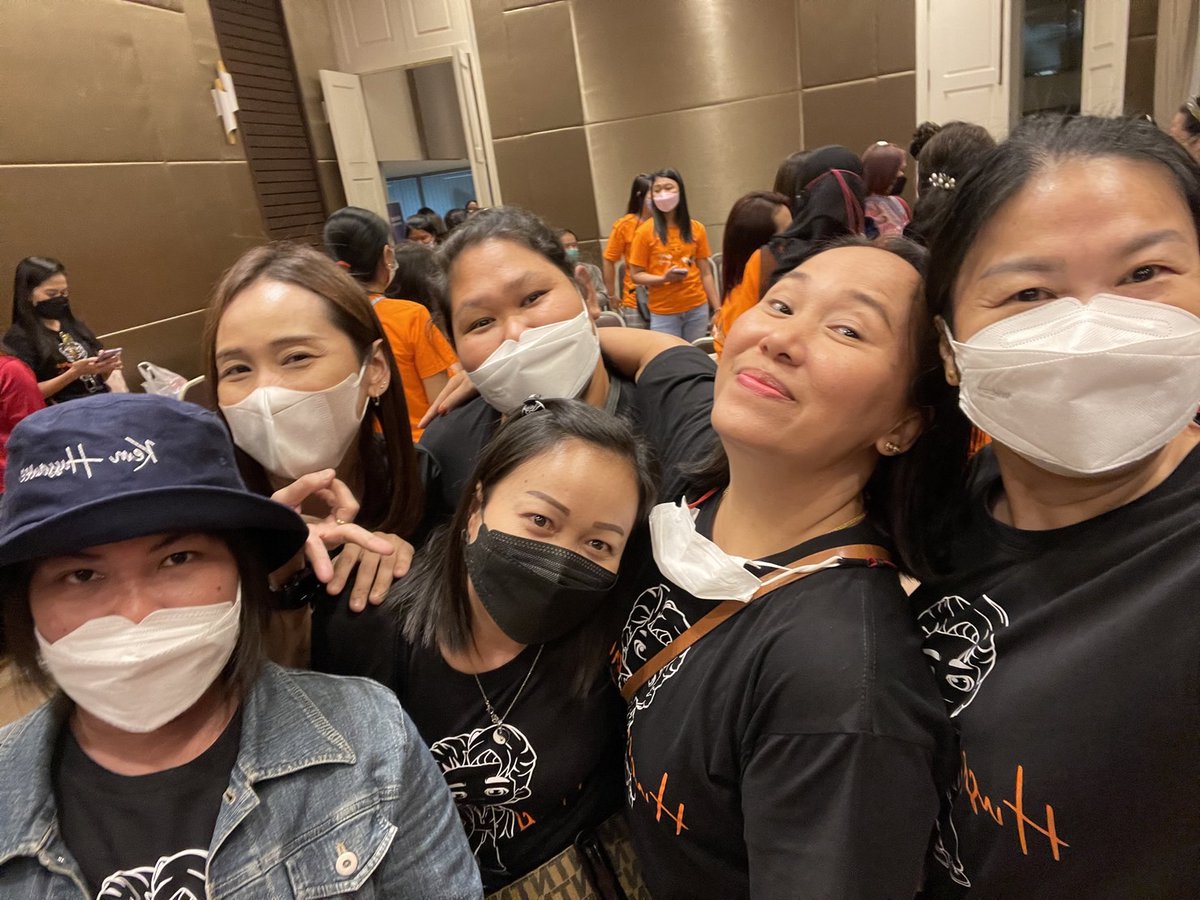 put_fcKEM's tweet photo. สาวสวยสาวแซบทั้งนั้น😁❤️รักนะ
Kem's Graduation Day

#HussaweeGraduation
#เข้มแฮ๊บปี้วันนี้รับปริญญา https://t.co/aPoEieBoCD