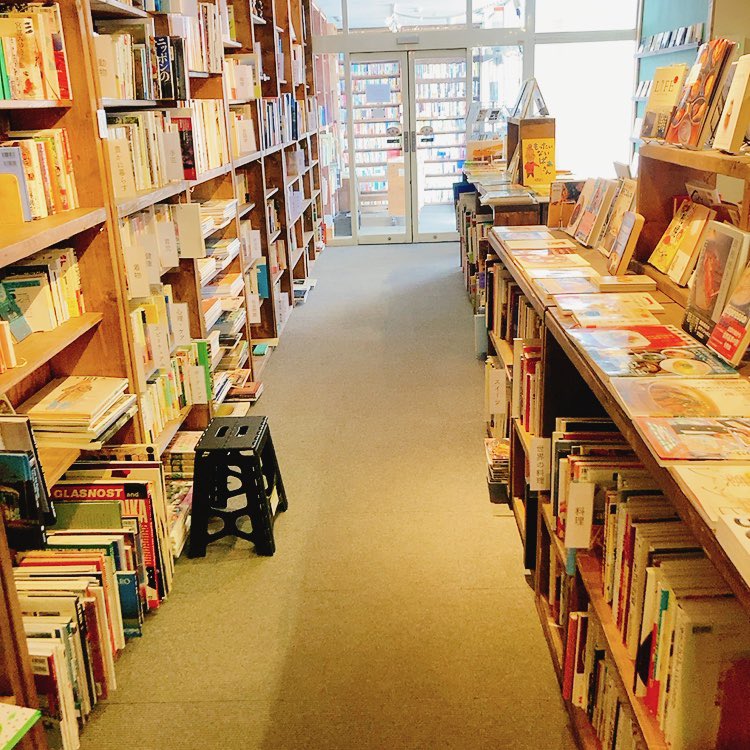 choku70's tweet image. シーソーブックス帰りに北18条の古本屋さん #booklab 。「くまのむちゃうま日記」何度も読み返してるにはナガノ「ねこくまめしくま」はどストライクでした！他に、椎名林檎✖️斉藤ネコ、ビートルズの曲のジャズversion、「ローマの休日」が良かったので他のもと思い「シャレード」。