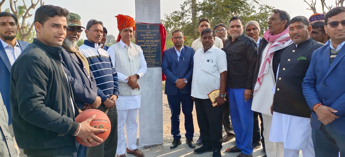 ChetanDudiINC's tweet photo. डीडवाना मॉडल स्कूल में विकास कार्यों का लोकार्पण किया, इस कार्यक्रम के दौरान शिक्षकों, प्यारे बच्चों द्वारा मुझे जो मान सम्मान दिया उसके लिए आभारी हूं। पूरे विद्यालय परिवार को मेरी तरफ से ढेर सारी शुभकामनाएं। #ChetanDudi #MLADidwana https://t.co/DOC9SjdyBA