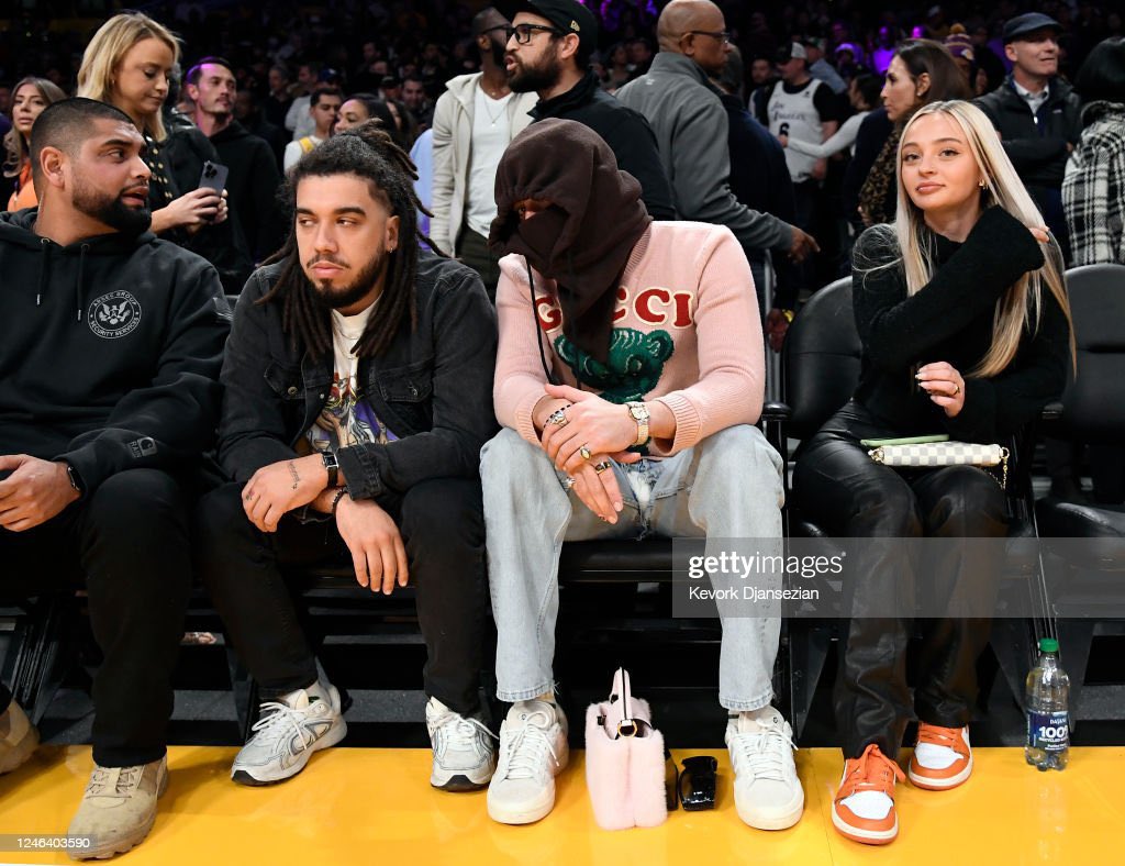 AccessBadBunny's tweet photo. More photos of Bad Bunny last night at the Lakers game. 🏀📸 https://t.co/5f1O152PcJ