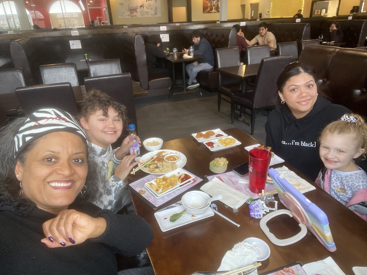 teacherdone31's tweet photo. The men in my life! 🥰 #hubby&amp;2sons🔥#daddy’sgoinghome🙏🏾#gettingreadyforthewedding #hangingoutwithmyniece!#greatniecestoo💜 https://t.co/TqaBvjbU9S