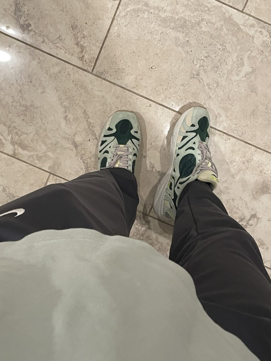 devinvallejo_'s tweet photo. sock uh knee makes cool shoes https://t.co/hE0EwqlH07