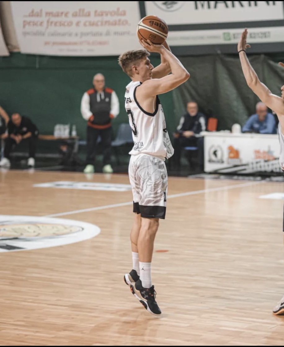 #DestacadosGPSports 🔥

Excelente partido de Adriano Maretto ( <a href="/AdriMaretto/">Adri</a> ) en el triunfo de 𝐏𝐚𝐥𝐥𝐚𝐜𝐚𝐧𝐞𝐬𝐭𝐫𝐨 𝐒𝐨𝐫𝐚 sobre 𝐏𝐚𝐥𝐥𝐚𝐜𝐚𝐧𝐞𝐬𝐭𝐫𝐨 𝐜𝐨𝐥𝐥𝐞𝐟𝐞𝐫𝐫𝐨 en Italia con 35 Pts.! 🔥🔥🇮🇹🇮🇹

Felicitaciones Adriano !!
#TeamGPSports