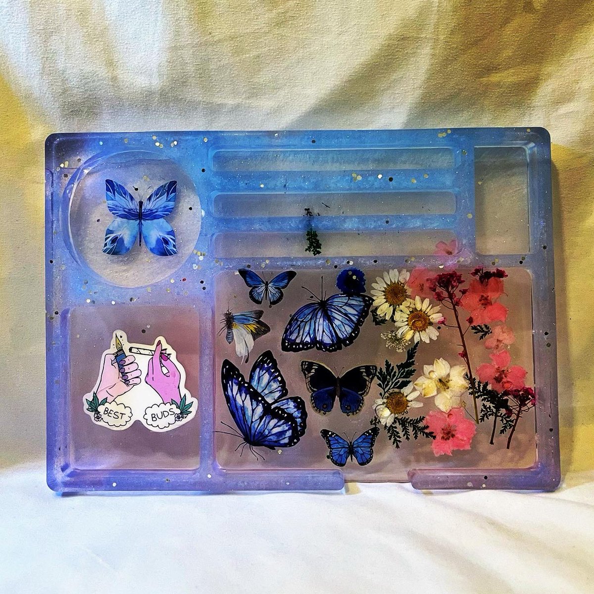 GroovySoulsCS's tweet photo. “BESTBUDS” rolling tray now available 🦋🌸🤞🏽💨✨
This tray is $45 w/ a $5 shipping
Make it a set that includes:
•1 mini storage bin
•1 ashtray
for additional $10
Place your order DM or on our✨NEW✨website!
#rollingtray #resinrollingtray #smokeset #420friendly #smallbusiness https://t.co/8fsqjYz5bV