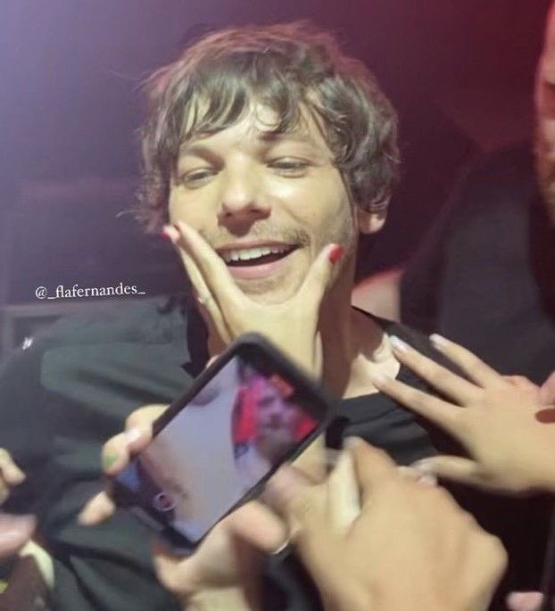 louis smiling (@lwtsmilingbot) on Twitter photo 