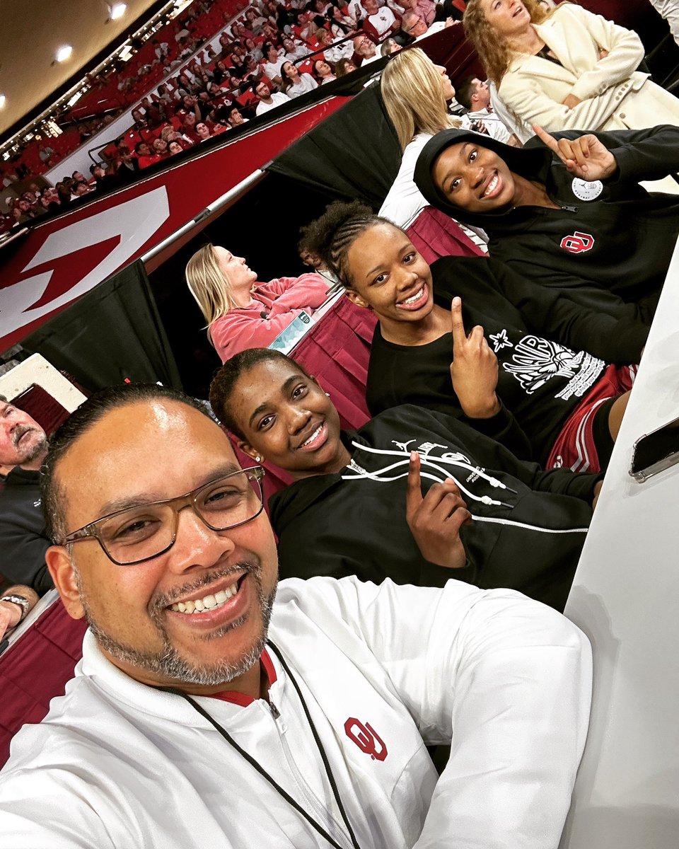 DrDavidSurratt's tweet photo. Cheering on @OU_MBBall with some great #OUFam ⭕️🙌🏽☝🏽h/t @OU_WBBall https://t.co/QLn228f4wA