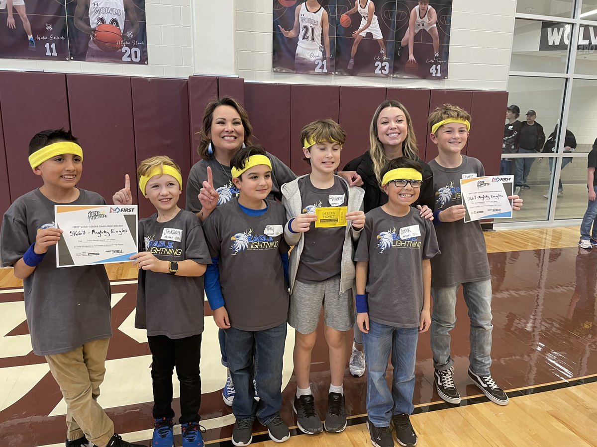 _MrsCarrera's tweet photo. Heading to regionals with this team! 1st in robot design and 2nd in robot performance. So proud! #ComalFLL https://t.co/mZ9qpwmbCk