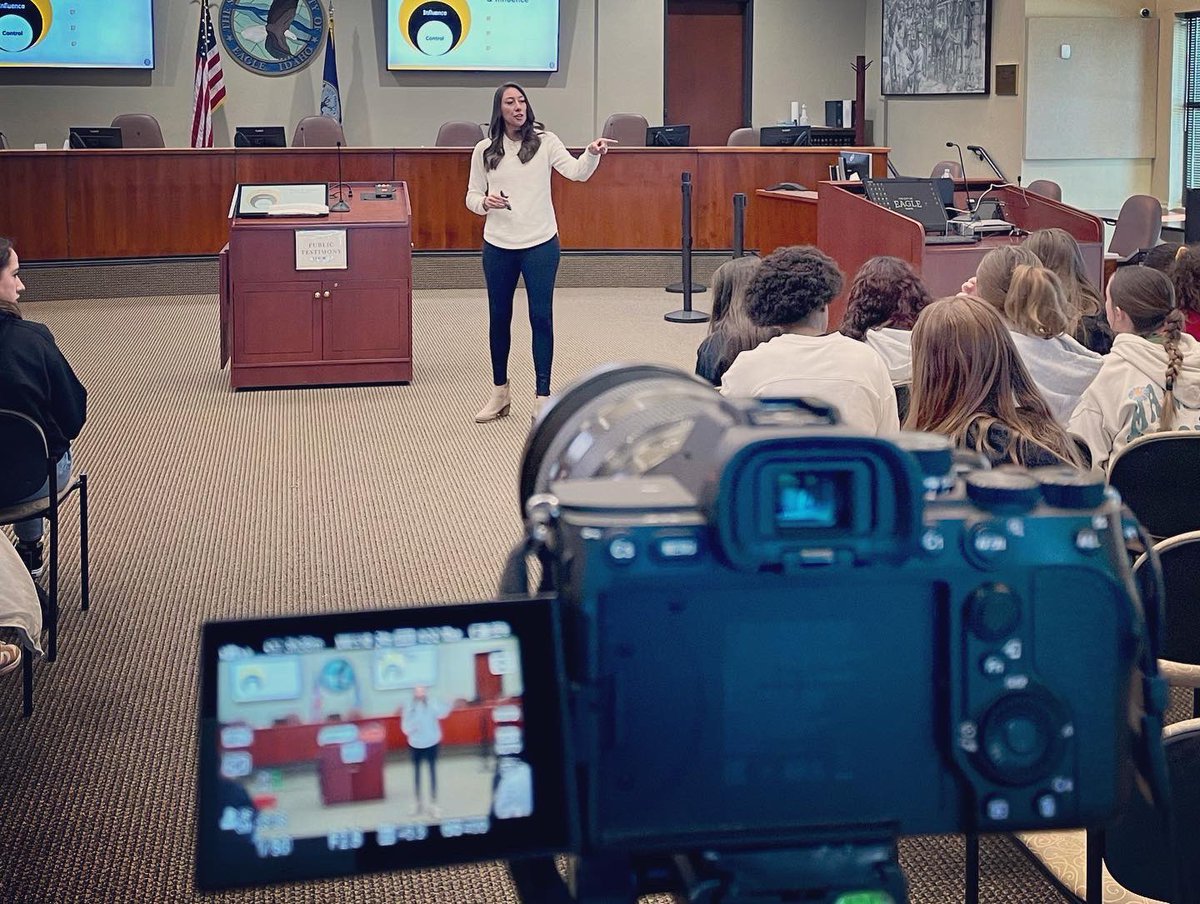 VeraJoBustos's tweet photo. Today was a blast working with this special group of high-achievers who are hungry to work on their mental game! 🤩

Excited for our next session @DiamondLaneBA 

“Are the habits I have today in line with the dreams I have for tomorrow?”

Let’s get those mental reps in! 🧠💪🏼 https://t.co/1cbrRWk4qt