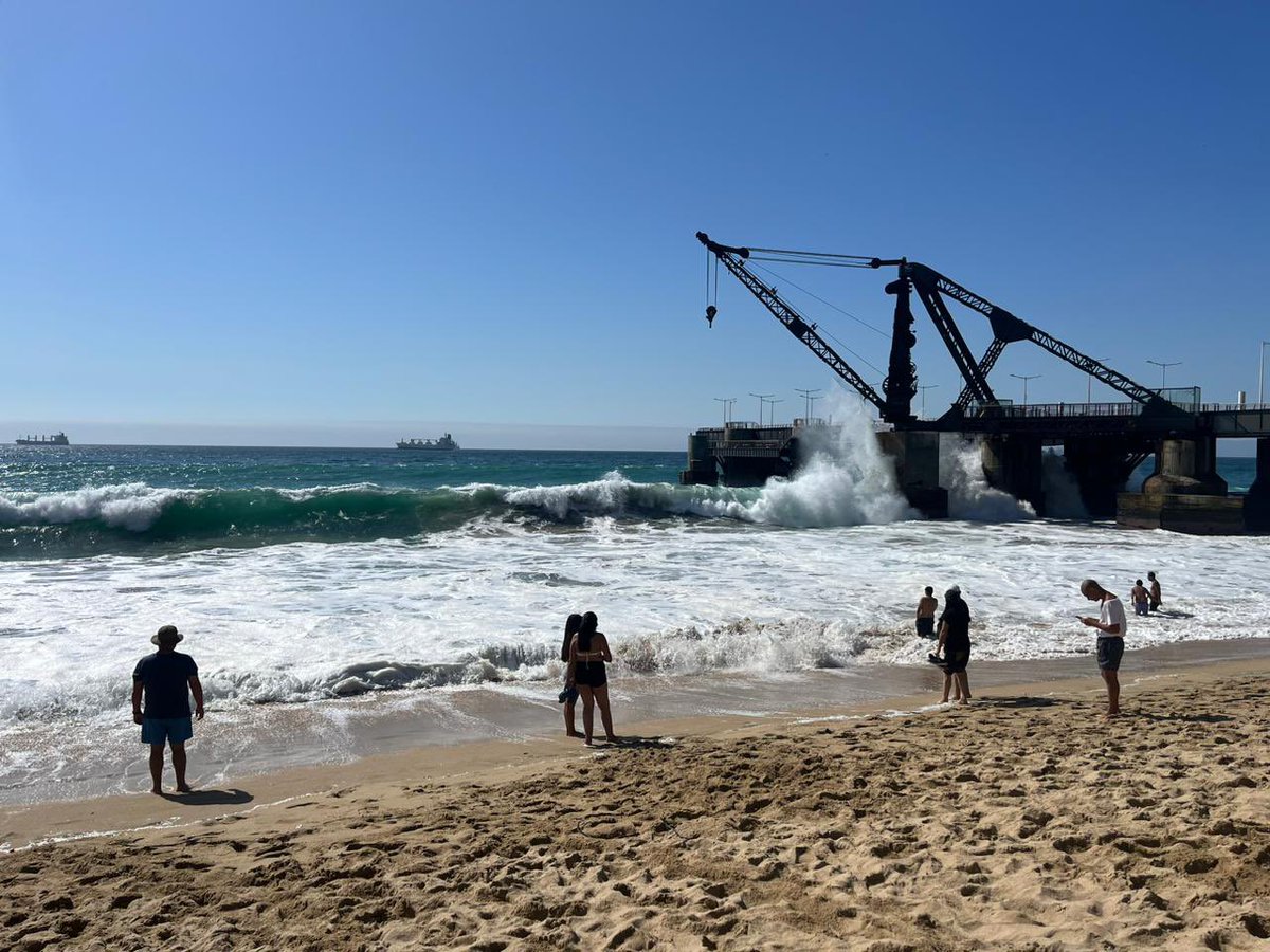Nos encontramos fiscalizando el borde costero de nuestra jurisdicción para evitar accidentes innecesarios durante estas #MarejadasAnormales. Recuerda que la prevención y el autocuidado son esenciales. #RespetaElMar