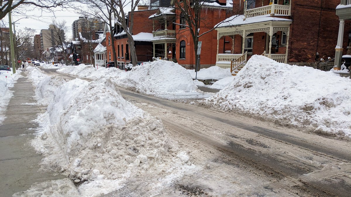 I'm 6' tall & snowbanks on #Centretown streets are taller than me. Went through Glebe & Westboro - they've been cleared. Part of austerity budget? Revenge against Centretown for voting @cmckenney? Belief no one lives here? CC: @ArielTroster @CentretownCCA @ottawacity