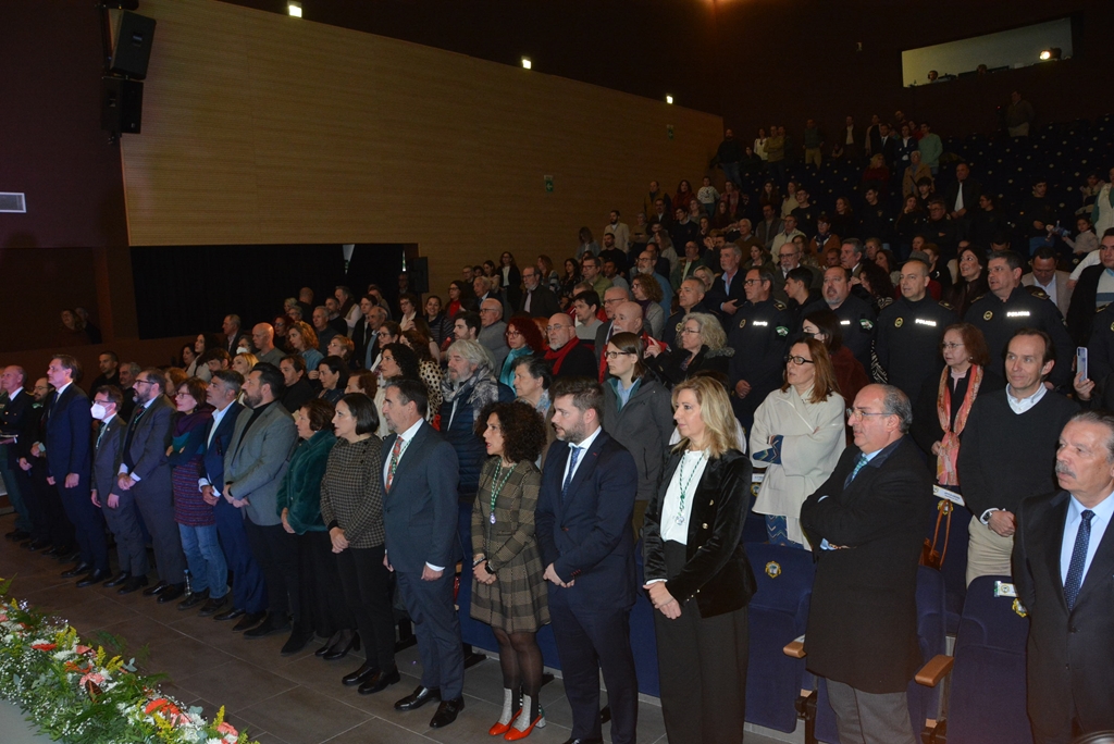 📸 Fotogalería + 📹 vídeo + 🖊️noticia de la Entrega de distinciones con las que se reconoce a personas y entidades destacadas de #Mairena del #Aljarafe ⬇️⬇️⬇️

aljarafeymas.com/noticias/8789-…

<a href="/MairenaAljarafe/">Mairena del Aljarafe</a> <a href="/PoliciaMairena/">Policía Local Mairena del Aljarafe</a> <a href="/TutorAgente/">AgenteTutor Mairena</a> <a href="/Mairena_Joven/">Delegación Juventud</a> <a href="/elpolipaco/">El poli paco</a>

#sanildefonso #amable