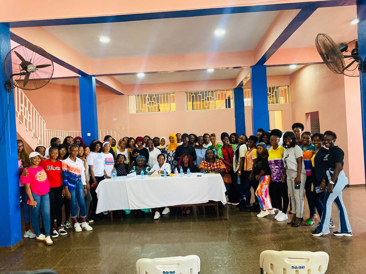 Lynnkay94's tweet photo. It’s an honour to share my knowledge and raise awareness on #mentalheath to these beautiful, black @ bold ladies🖤 Pleased to meet the other speakers, members of the Black &amp; Bold Foundation and the lovely participants. #SaloneTwitter https://t.co/zD0DYUU6wT