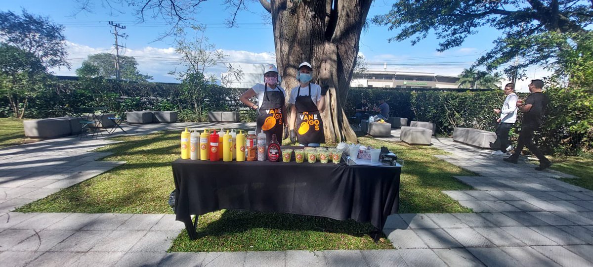 mangosvane's tweet photo. Primer evento del año, estuvimos repartiendo manguitos a los trabajadores de la empresa Roche, para darles la bienvenida de este 2023, y su vuelta al trabajo.🥭🧡💚
•Gracias a la empresa HIT, por una vez más confiar en nuestro trabajo.🙌🏼🧡•
#MangosVane #mangolovers https://t.co/9YM0q4VA17