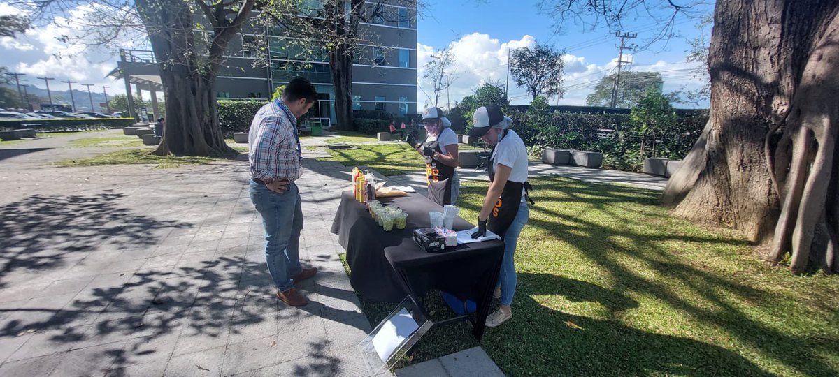 mangosvane's tweet photo. Primer evento del año, estuvimos repartiendo manguitos a los trabajadores de la empresa Roche, para darles la bienvenida de este 2023, y su vuelta al trabajo.🥭🧡💚
•Gracias a la empresa HIT, por una vez más confiar en nuestro trabajo.🙌🏼🧡•
#MangosVane #mangolovers https://t.co/9YM0q4VA17