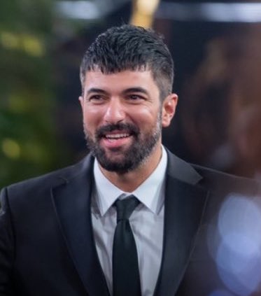 بصراحه ع هالممثل ما حبيته عبث ، كاريزما ، و نظافة قلب ، و تمثيل ، ما عمري سمعت عنه شي عنصري او تعليق ماله داعي ، و لا عمري شفته مسوي حركات الاتراك كل يوم يحب وحده و يترك الف ، مهتم بشغله بهدوء و بعيد عن كل تفاهات الاعلام و الناس باكملها ، نورت الرياض

 #EnginAkyürek 
 #JoyAwards